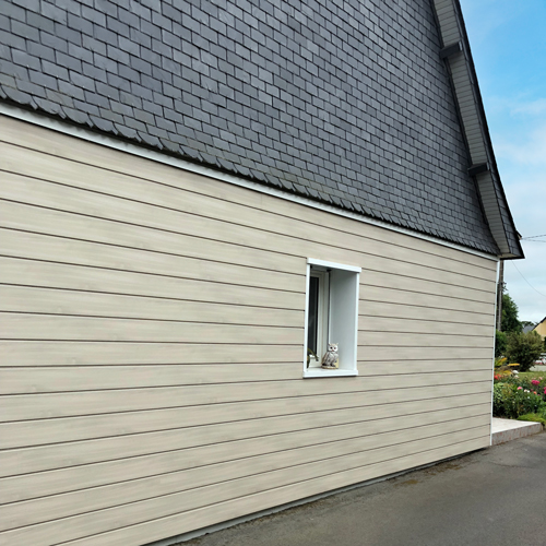 Réalisation du bardage Isocel Premium métal et bois sur le côté d'une maison