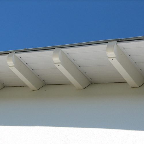 Réalisations des protège-pannes vue d'un débord de toit vue en contreplongée